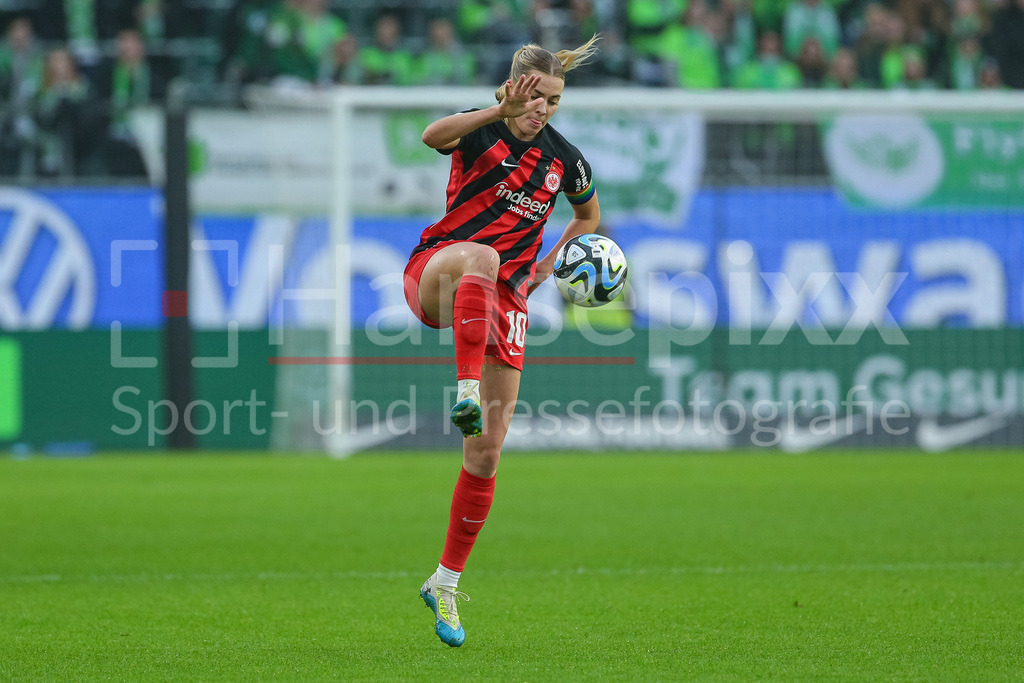 Fussball, Google Pixel Frauen-Bundesliga, VfL Wolfsburg - Eintracht Frankfurt | v.li.: Laura Freigang (Eintracht Frankfurt, 10) am Ball, Freisteller, Einzelbild, Ganzkörper, Aktion, Action, Spielszene, DIE DFB-RICHTLINIEN UNTERSAGEN JEGLICHE NUTZUNG VON FOTOS ALS SEQUENZBILDER UND/ODER VIDEOÄHNLICHE FOTOSTRECKEN. DFB REGULATIONS PROHIBIT ANY USE OF PHOTOGRAPHS AS IMAGE SEQUENCES AND/OR QUASI-VIDEO.