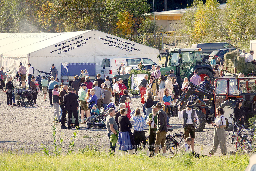 z-news-2022-Okt16-LJ_Erntedank_-ZELTFEST-DSD04834 | Info aus dem Bezirk Reutte/Ausserfern Tirol sowie eine umfangreiche Bilddatenbank über die gesamte Region: Lechtal, Talkessel Reutte, Tannheimertal, Zwischentoren. Lech, Plansee, Zugspitze, Grenztunnel, B179, Fernpassstraße, Verkehr, Lawinen, Tradition, - Realisiert mit Pictrs.com