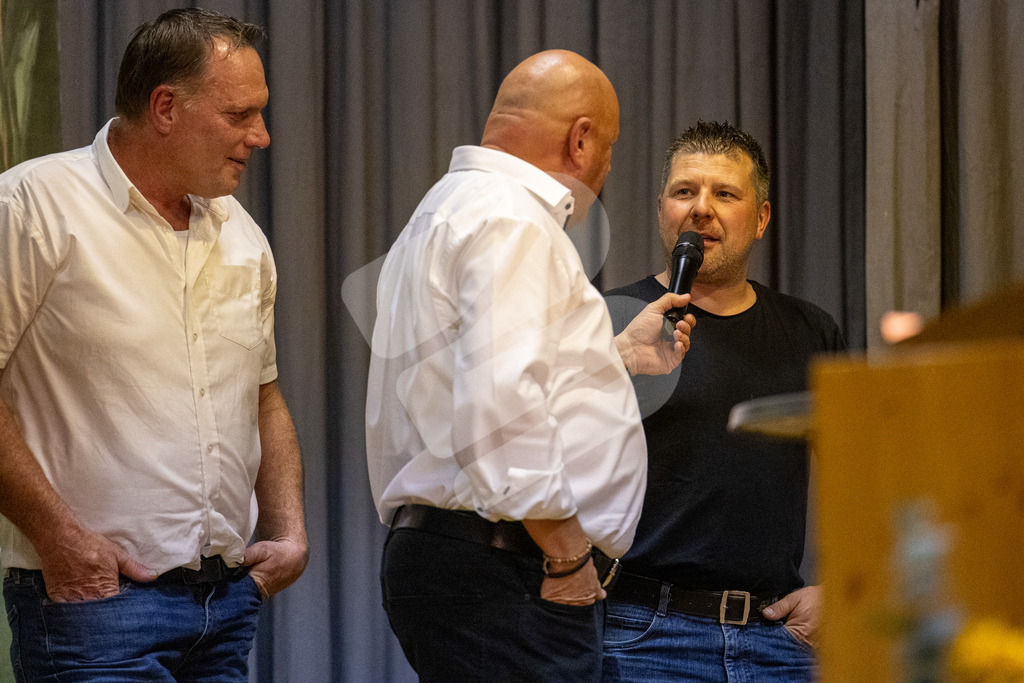 SKE100J_4913 | Die Schwinger des Schwyzer Kantonalen Schwingerverbandes: Fotos, die Dynamik und Leidenschaft festhalten, sowie emotionale Momente aus dem traditionellen Schwingsport zeigen. - Realisiert mit Pictrs.com