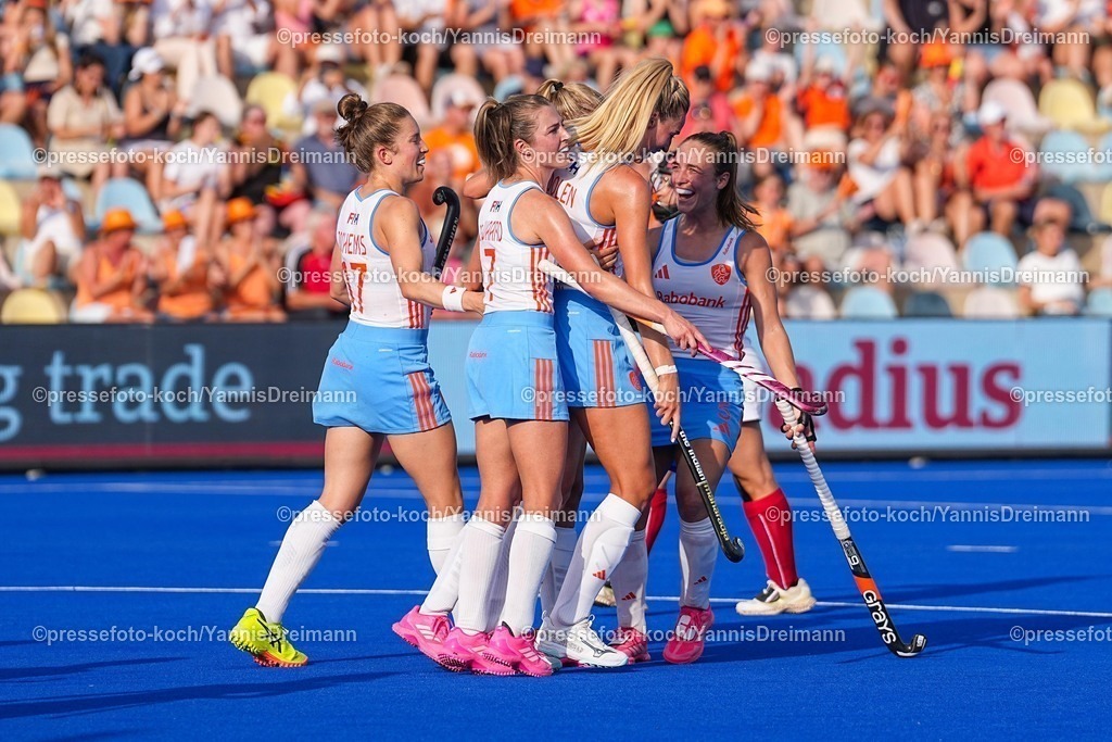 xydrx13082503012 | 13.08.2025, xydrx, Frauen EuroHockey Championship 2025, Gruppenphase, Gruppe A, Niederlande - Frankreich, Sparkassenpark Mönchengladbach: Torjubel nach dem Tor zum 6:0 für die Niederländische Feldhockey Nationalmannschaft durch Torschütze Luna Fokke (NED #2) zusammen mit Xan de Waard (NED #7) und Sanne Koolen (NED #14) und Lisa Post (NED #5)