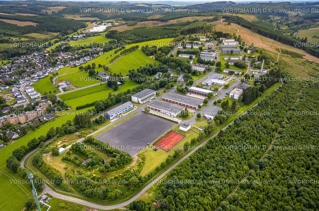 Erndtebrueck240709814 | Luftbild, Gelände der Hachenberg-Kaserne, Waldgebiet mit Waldschäden, Neubau Wohngebiet Roger-Drapie-Straße unterhalb der Kaserne, Rothaarsteig, Erndtebrück, Kreis Siegen-Wittgenstein, Nordrhein-Westfalen, Deutschland