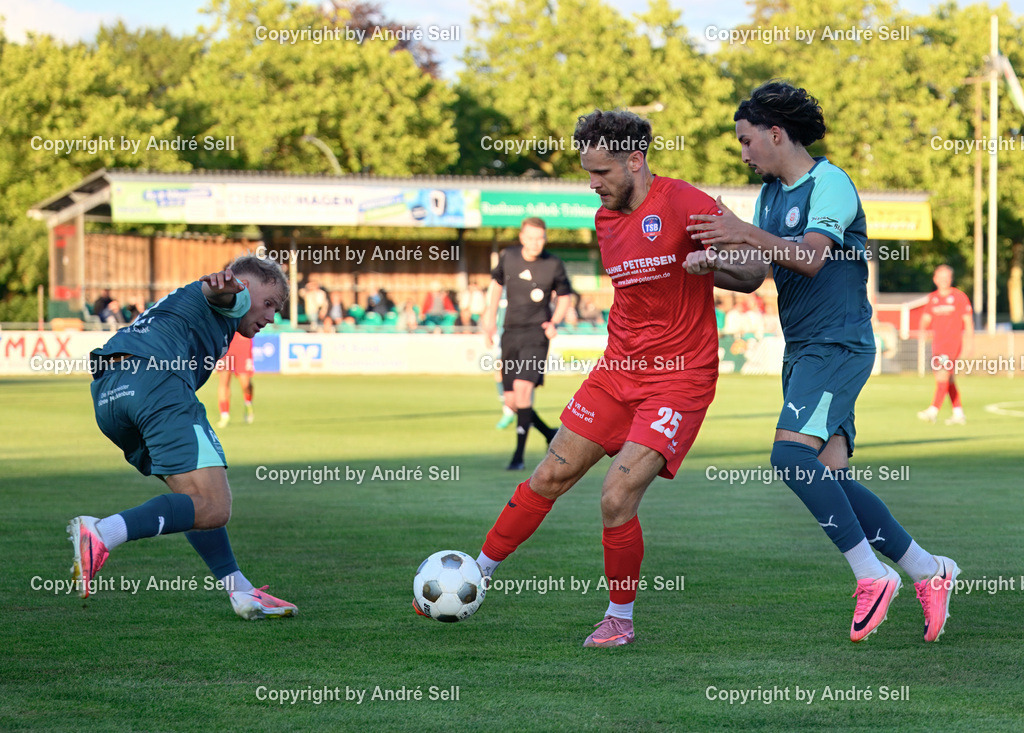 PSV Neumünster vs TSB Flensburg | Ayoub Assameur (PSV #8) vs Noel Kurzbach (TSB #25) / Fußball-Oberliga Männer 2026/2027 / PSV Neumünster vs TSB Flensburg / PSV Stadion Platz A / Neumünster / 07.08.26 - Realisiert mit Pictrs.com