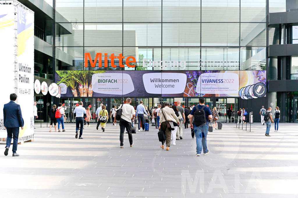 _DW03252-2 | Das Herz der internationalen Bio-Branche schlug vom 26.–29.07.2022 für vier Tage in Nürnberg. Die BIOFACH, Weltleitmesse für Bio-Lebensmittel, und die VIVANESS, Internationale Fachmesse für Naturkosmetik, meldet sich mit der einmaligen „Summer Edition“ zurück. Groß war die Wiedersehensfreude der über 24.000 Fachbesucher aus 137 Ländern. Im Fokus: Der persönliche Austausch, Networking und vertiefte Gespräche zu den Themen der Zeit. Aber auch: Neuheiten und Trends entdecken und eintauchen mit allen Sinnen in die Produktvielfalt der 2.276 Aussteller aus 94 Ländern. Nürnberg, 29.07.2022 - Realisiert mit Pictrs.com
