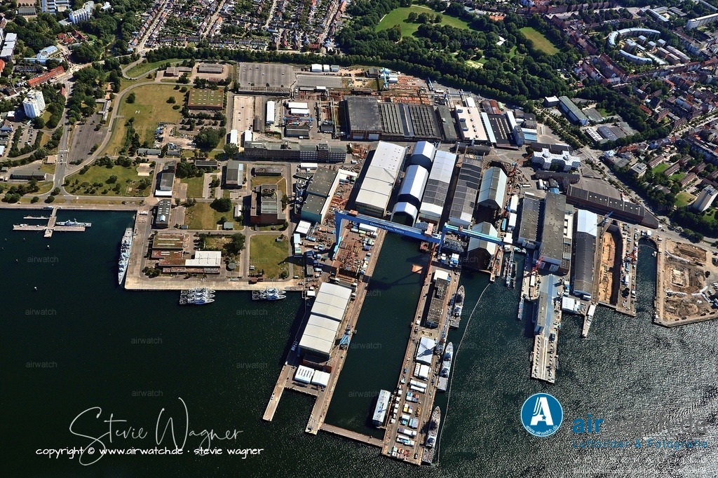 Luftbild Kiel Hafen - Luftangriffe 1940-45 | Ausmaß und Statistik - Anzahl der Angriffe: Zwischen Juli 1940 und Mai 1945 gab es insgesamt 90 Luftangriffe. - Abgeworfene Last: Etwa 44.000 Sprengbomben, 500.000 Brandbomben und 900 Luftminen trafen das Stadtgebiet. - Zerstörungsgrad: Kiel wurde zu rund 75 % bis 80 % zerstört. Besonders betroffen waren die Innenstadt und die Werftbereiche in Gaarden und Dietrichsdorf. 