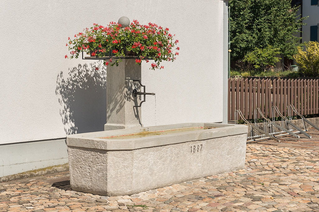Dorfbrunnen im Zentrum | in Lupsingen, Baselland, Schweiz - Realisiert mit Pictrs.com