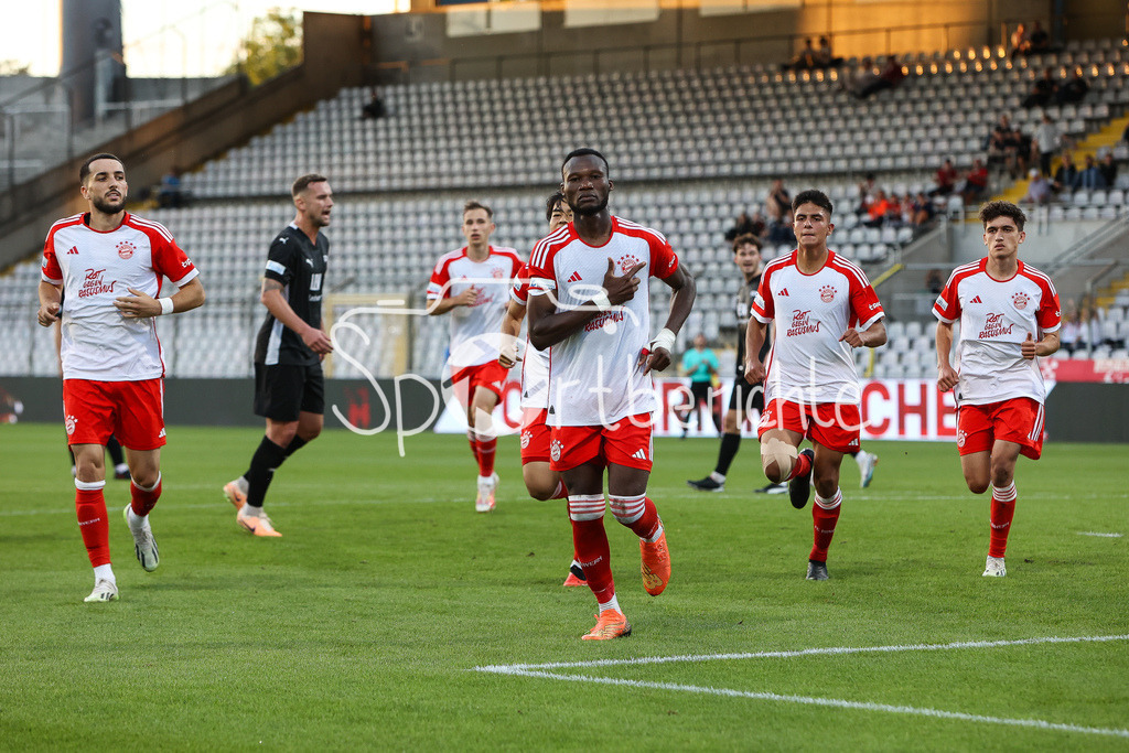 FC Bayern Amateure - FC Memmingen | Desire SEGBE AZANKPO (FCB #34)  jubelt mit seinen Teamkollegen nach seinem Elfmetertor zum 2-1 fuer die Bayern / Tor / Elfmeter / Jubel / Freude