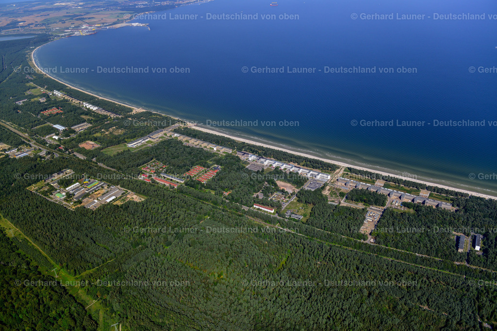 3637853 | BINZ 25.08.2016 Gebäudekomplex der ehemaligen Militär- Kaserne " Koloss von Prora " im Ortsteil Prora in Binz im Bundesland Mecklenburg-Vorpommern. Das KdF Bad Prora und die ehemalige Ferienanlage wird u.a. durch die Baltic Bau – Baltische Immobilienverwaltungs GmbH zu einer attraktiven Eigentumswohnanlage mit Ferienwohnungen am Strand der Ostsee umgebaut, modernisiert und saniert. // Building complex of the former military barracks " Koloss von Prora " in the district Prora in Binz in the state Mecklenburg - Western Pomerania. Foto: Gerhard Launer