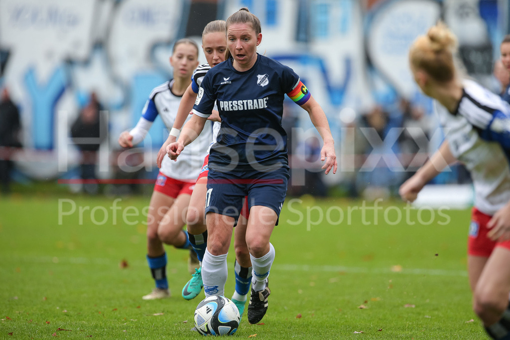 Fussball, 2. Frauen-Bundesliga, Hamburger SV - SC Sand | v.li.: Emily Evels (SC Sand, 17) am Ball, Einzelbild, Ganzkörper, Aktion, Action, Spielszene, DIE DFB-RICHTLINIEN UNTERSAGEN JEGLICHE NUTZUNG VON FOTOS ALS SEQUENZBILDER UND/ODER VIDEOÄHNLICHE FOTOSTRECKEN. DFB REGULATIONS PROHIBIT ANY USE OF PHOTOGRAPHS AS IMAGE SEQUENCES AND/OR QUASI-VIDEO.