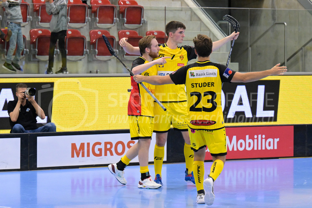 HC Rychenberg vs UHC Uster - 14. October 2022 | HC Rychenberg vs UHC Uster
AXA Arena, Winterthur
Torjubel HCR mit Noah Püntener (#19 HC Rychenberg), Levin Conrad (#7 HC Rychenberg) und Tobias Studer (#23 HC Rychenberg).
Bild: Sportfotografie Markus Aeschimann | www.markus-aeschimann.ch - Realisiert mit Pictrs.com