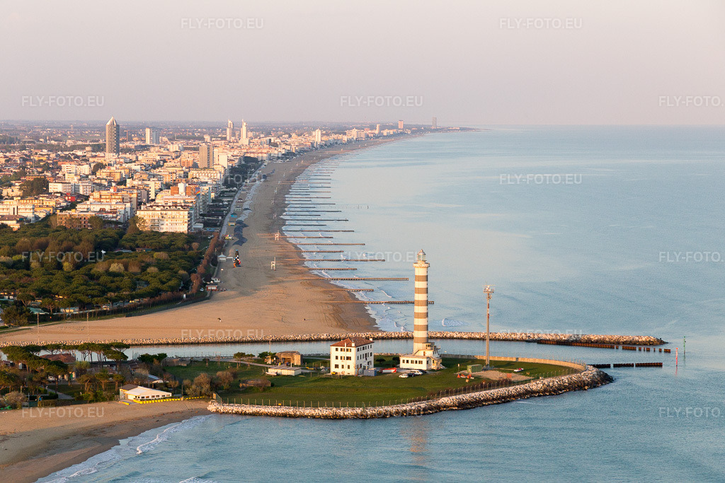 Vue aérienne: Leuchtturm als historisches Seefahrtszeichen im Küstenbereich der Adria à Lido di Jesolo dans le département Vénétie, Italie – .Photo: IMG_098311.jpg prise le 03/04/2017 par Werner Riehm/FLY-FOTO.eu – Résolution de l'original: 5472 x 3648 px