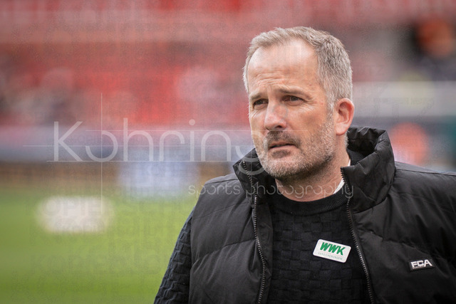 German Bundesliga, Bayer 04 Leverkusen vs. FC Augsburg, 18.04.2026 | LEVERKUSEN, GERMANY - APRIL 18, 2026 :  Manuel Baum (Head Coach FC Augsburg) before the German Bundesliga match on gameday 30 between Bayer 04 Leverkusen vs. FC Augsburg at BayArena on April 18, 2026 in Leverkusen, Germany. DFL REGULATIONS PROHIBIT ANY USE OF PHOTOGRAPHS AS IMAGE SEQUENCES AND/OR QUASI-VIDEO.