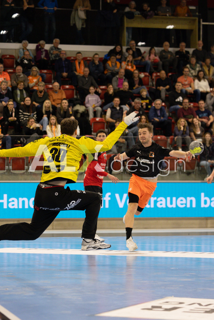 Handballen I Herren I Saison 2025-2026 I Quickline Handball League 2026 | Men I 18. Spieltag I Pfade Winterthur - Kadetten Schaffhausen I 20.12.2025 | 30 Leonard Grazioli (Pfadi Winterthur) – Torhüter I 6 Odinn Rikhardsson (Kadetten Schaffhausen) - Flügel rechts - Realisiert mit Pictrs.com
