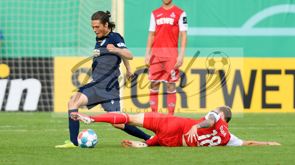 JENKOE20210808_307 | Fussball, Herren: Leon Buerger (FC Carl Zeiss Jena) und Ondrej Duda (1. FC Koeln) im Zweikampf beim Spiel der 1. Runde im DFB-Pokal zwischen FC Carl Zeiss Jena und 1. FC Koeln im Ernst-Abbe-Sportfeld am 08.08.2021 in Jena, Deutschland.DFB / DFL REGULATIONS PROHIBIT ANY USE OF PHOTOGRAPHS AS IMAGE SEQUENCES AND/OR QUASI-VIDEO. - Realisiert mit Pictrs.com