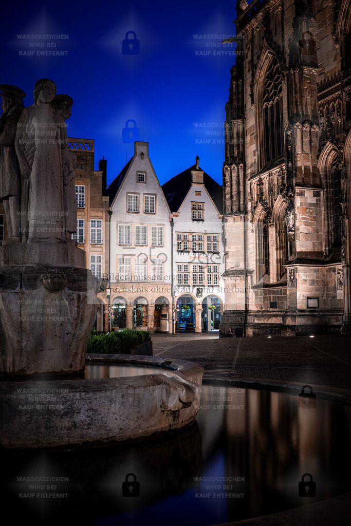 Blaue Stunde am Prinzipalmarkt – Münster erwacht im Abendlicht | Zwischen gotischer Kirchenarchitektur und historischen Giebelhäusern zeigt sich der Prinzipalmarkt in Münster in seiner schönsten Stimmung – der Blauen Stunde.Das warme Licht der Straßenbeleuchtung spiegelt sich im Brunnen, während die Stadt zur Ruhe kommt.Ein Moment, der klassische Architektur und sanfte Abendruhe miteinander verbindet. - Realisiert mit Pictrs.com