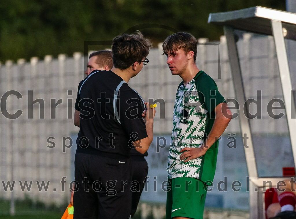 2023-08-11_087_FC_Finsing_gegen_SV_Eichenried | Finsing, Deutschland, 11.08.2023:
Fußball, Kreisliga 2023 / 2024, 4. Spieltag, FC Finsing gegen SV Eichenried, Endergebnis: 3:0

Schiedsrichter Finn Augst, Nicolas Gruber (SV Eichenried, #7)

Foto: Christian Riedel / fotografie-riedel.net