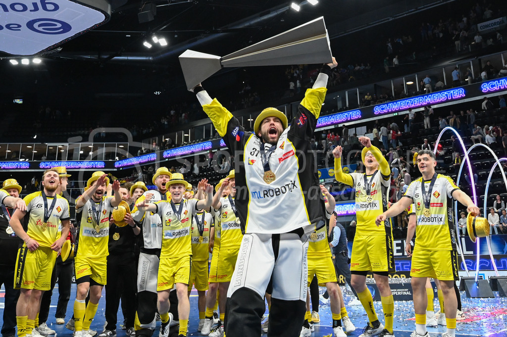 Zug United - HC Rychenberg - 25. April 2026 | Maxime Perroulaz (#31 HC Rychenberg Winterthur) mit dem Pokal am L-UPL Superfinal-Spiel zwischen Zug United und HC Rychenberg am 25. April 2026 in der BCF Arena, Fribourg, Schweiz.Bild: Sportfotografie Markus Aeschimann | www.markus-aeschimann.ch - Realisiert mit Pictrs.com