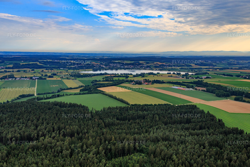 Luftbild: Vistalsee aus Süden im Ortsteil Aunkofen in Marklkofen im Bundesland Bayern in Deutschland. Foto: IMG_090476.jpg vom 02.07.2016 durch Werner Riehm/FLY-FOTO.de