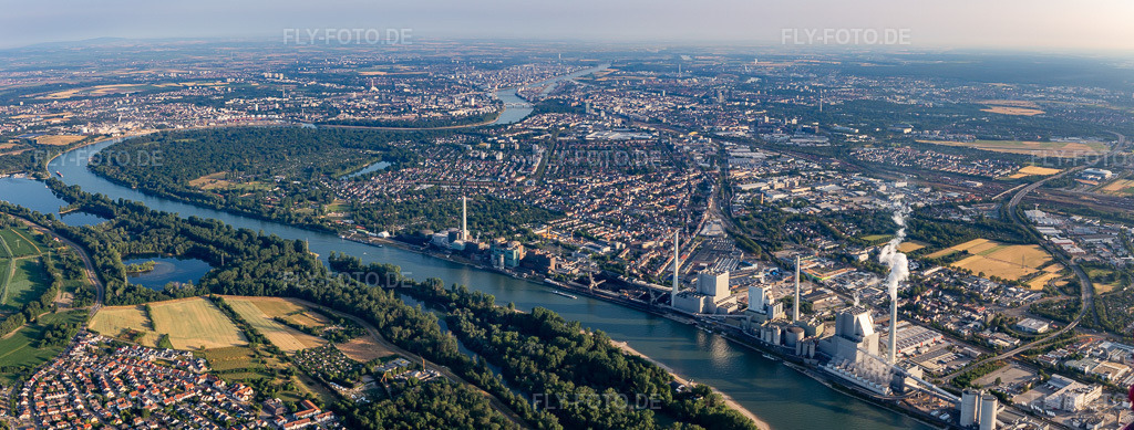 Luftbild: Mannheim Süd in der Rheinschleife von Süden hinterm GKM im Ortsteil Almenhof in Mannheim im Bundesland Baden-Württemberg in Deutschland. Foto: IMG_136862-Pano.jpg vom 24.06.2023 durch Werner Riehm/FLY-FOTO.deAuflösung des Originals: 8574 x 3261 px
