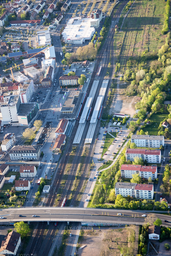 Luftbild: Bahnhof im Ortsteil Queichheim in Landau im Bundesland Rheinland-Pfalz in Deutschland. Foto: IMG_077444.jpg vom 21.04.2015 durch Werner Riehm/FLY-FOTO.de