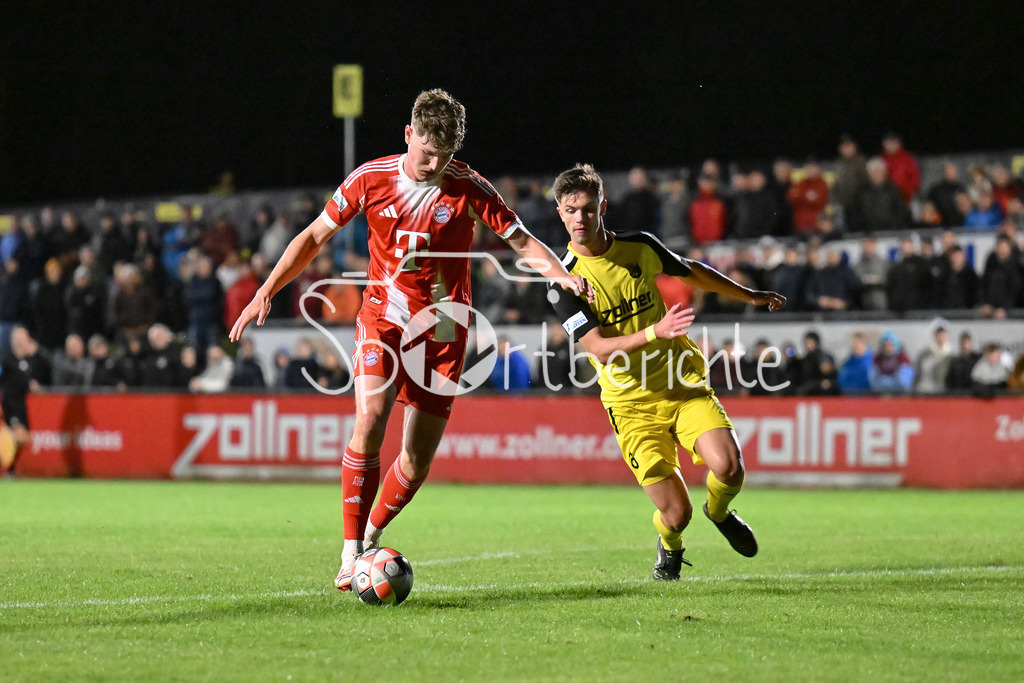 DJK Vilzing - FC Bayern Amateure | im Duell Richard Christian MEIER (FC Bayern Muenchen II 11) und Mario KUFNER (DJK Vilzing 6) / Zweikampf / Regionalliga Bayern: DJK Vilzing - FC Bayern Amateure; Manfred-Zollner Stadion am 23.09.2025