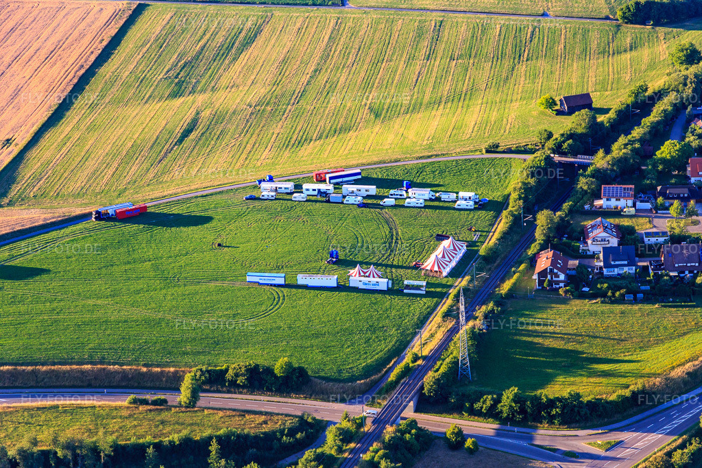 Luftbild: Aufbau des Circus Arena auf den Bärenwiesen im Ortsteil Wittlensweiler in Freudenstadt im Bundesland Baden-Württemberg in Deutschland. Foto: IMG_148997.jpg vom 28.06.2025 durch Werner Riehm/FLY-FOTO.de