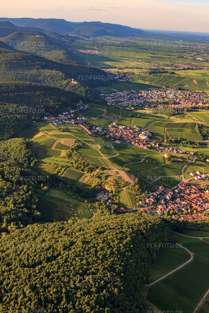Luftbild: Winzerdorf von Süden im Ortsteil Gleishorbach in Gleiszellen-Gleishorbach im Bundesland Rheinland-Pfalz in Deutschland. Foto: IMG_51298.jpg vom 04.08.2012 durch Werner Riehm/FLY-FOTO.deAuflösung des Originals: 3168 x 4752 px