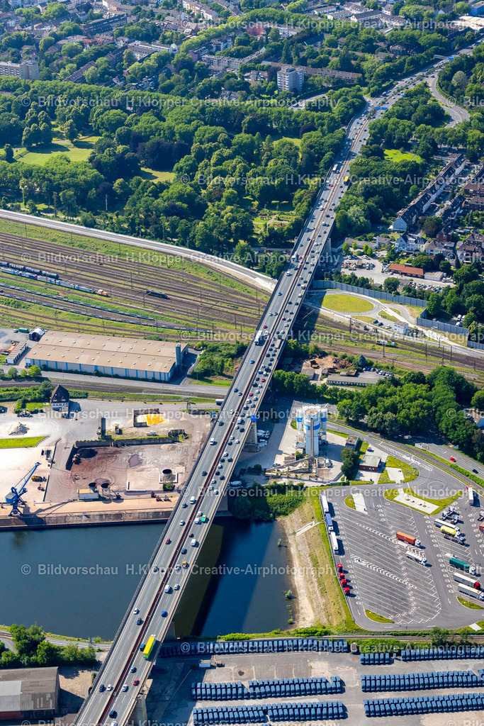 Luftbild Duisburg 439A4593 | Luftbild Streckenführung und Fahrspuren im Verlauf der Autobahn- Brücke der BAB A59 über den Rhein- Flußverlauf in Duisburg - Realisiert mit Pictrs.com
