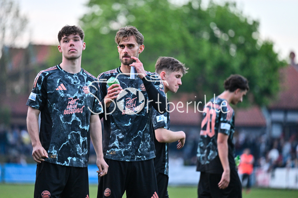 TSV Aubstadt - FC Bayern Amateure | mit haengenden Koepfen verabschieden sich die Spieler des FC Bayern bei den mitgereisten Fans / Maximilian WAGNER (FC Bayern München II #7), Luca DENK (FC Bayern München II #6) / Regionalliga Bayern: TSV Aubstadt - FC Bayern Muenchen II, NGN-Arena am 23.04.2025