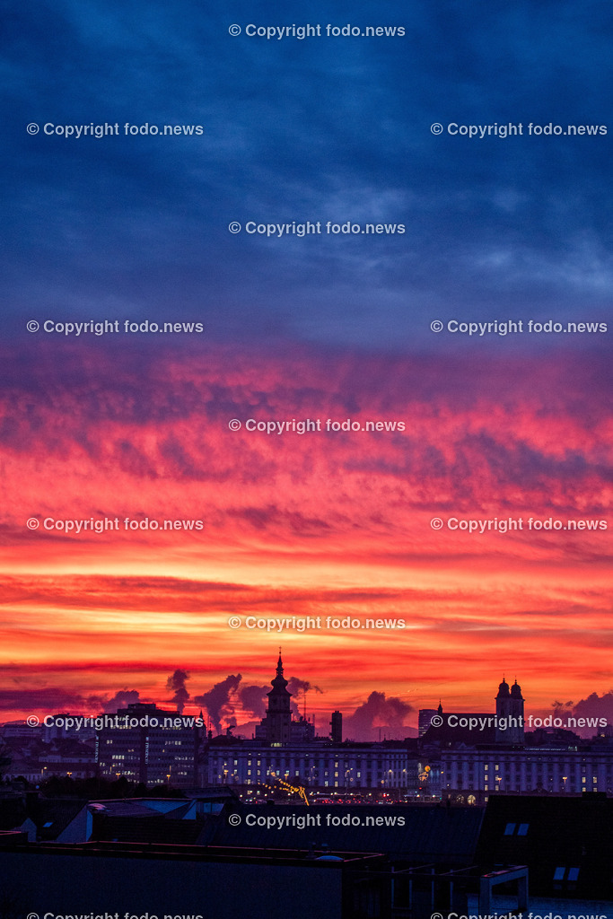 Morgenrot_ 19.12.2024-2 | 19.12.2024, Linz, AUT, Morgenrot, im Bild Guten Morgen, Sonne, Sonnenaufgang, Wintersonne, Morgenrot, Stimmung, Himmel Wolken, Stadtansicht, Feature, Symbolbild, Herbst, Winter, ueber der Stadt, Luft, Spiegelung, Licht