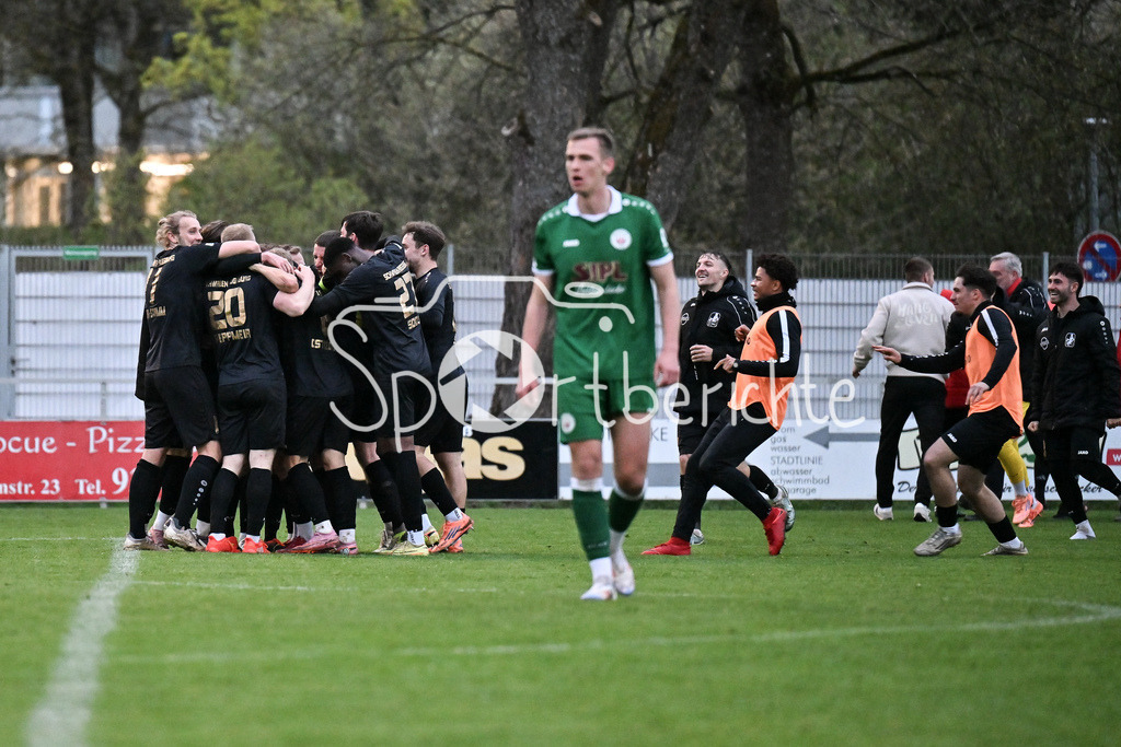 VfB Eichstätt - TSV Schwaben Augsburg | EICHSTÄTT, GERMANY - 14. APRIL: Jubel der Gäste nach dem Treffer zum 0-1 durch Achitpol KEEREEROM (TSV Schwaben Augsburg 29) / Tor / Torschuetze / Freude / Happy  während dem Match zwischen dem VfB Eichstätt und dem TSV Schwaben Augsburg am 19. Spieltag der Regionalliga Bayern im Hirsch Sportpark