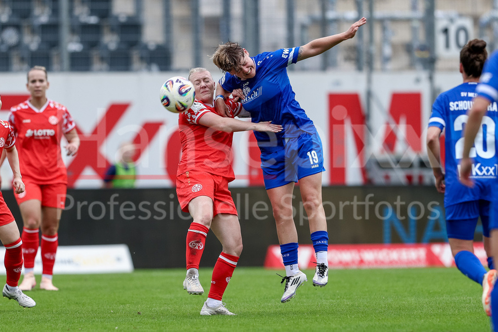 Fussball, 2. Frauen-Bundesliga, SV Meppen - 1. FSV Mainz 05 | v.li.: Heidrun Sigurdardottir (1. FSV Mainz 05, 8) und Lea Mauly (SV Meppen, 19) im Kopfballduell, Kopfball, Zweikampf, Action, Aktion, Spielszene, DIE DFB-RICHTLINIEN UNTERSAGEN JEGLICHE NUTZUNG VON FOTOS ALS SEQUENZBILDER UND/ODER VIDEOÄHNLICHE FOTOSTRECKEN. DFB REGULATIONS PROHIBIT ANY USE OF PHOTOGRAPHS AS IMAGE SEQUENCES AND/OR QUASI-VIDEO.