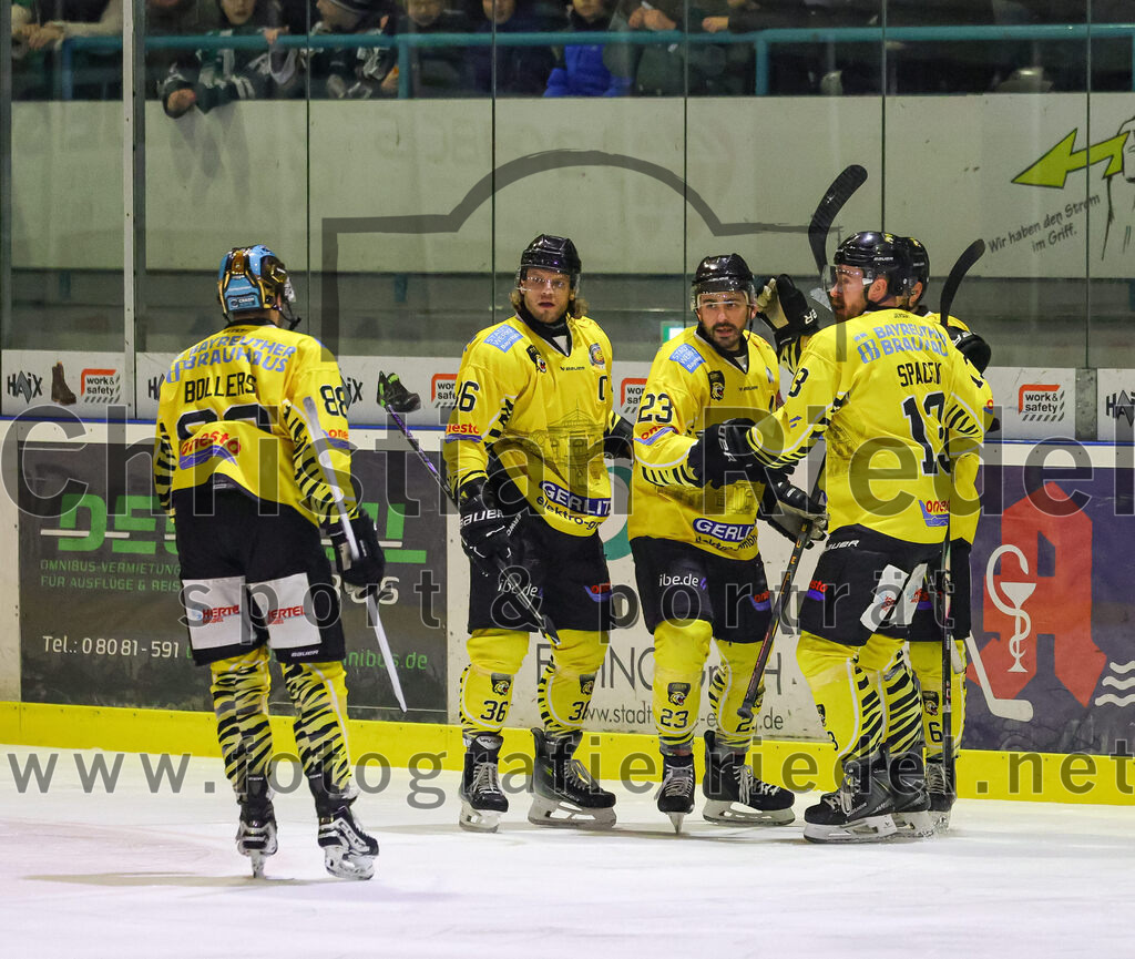 2025-12-28_140_TSV_Erding_gegen_onesto_Tigers_Bayreuth | Erding, Deutschland, 28.12.2025:Eishockey, Oberliga Süd 2025 / 2026, 31. Spieltag, TSV Erding gegen onesto Tigers Bayreuth, Endergebnis: 6:5 n.V.Kyle Bollers (onesto Tigers Bayreuth, #88), Sam Verelst (onesto Tigers Bayreuth, #36), Aiden Brown (onesto Tigers Bayreuth, #23), Michal Spacek (onesto Tigers Bayreuth, #13)Foto: Christian Riedel / fotografie-riedel.net