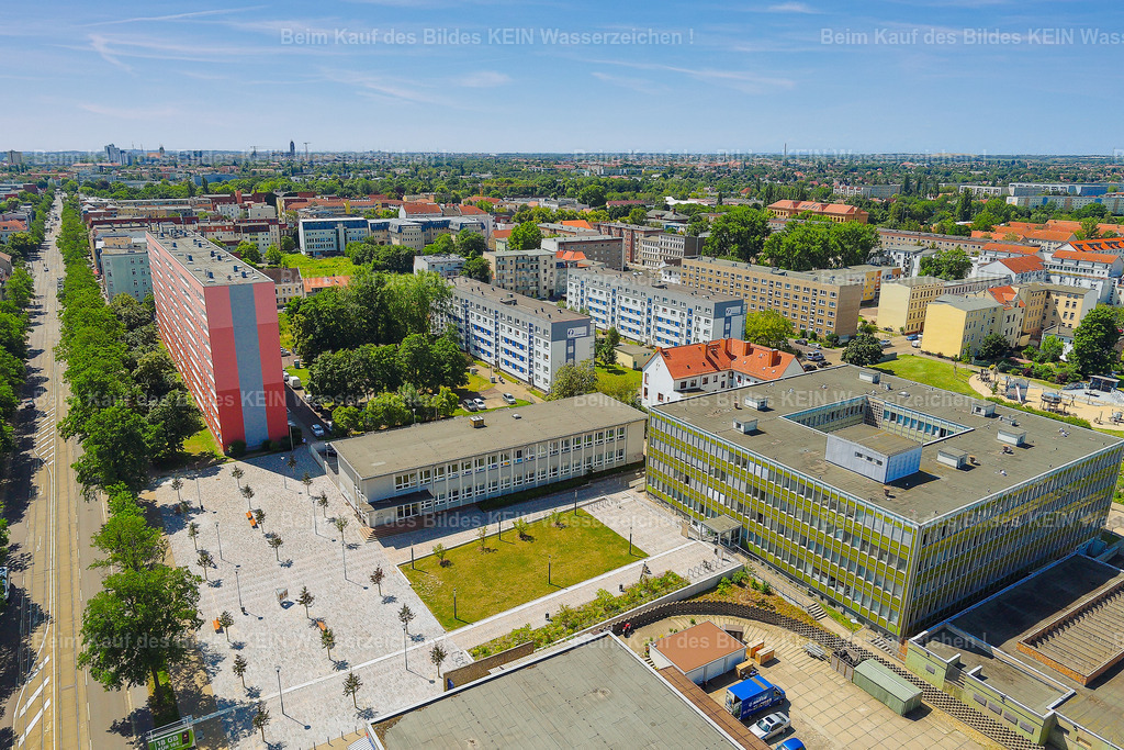 Magdeburg_Neustadt_Wedringer_Hugenotten-0023 | Diese Luftaufnahme gehört zu einer umfangreichen Sammlung weiterer Luftbilder aus Magdeburg. Sie zeigt die Landeshauptstadt aus einer außergewöhnlichen Perspektive und ergänzt die schönsten Ansichten um viele weitere interessante Motive. Selbstverständlich können auch diese Luftbilder als Download oder hochwertiges Wandbild erworben werden.
 - Realisiert mit Pictrs.com