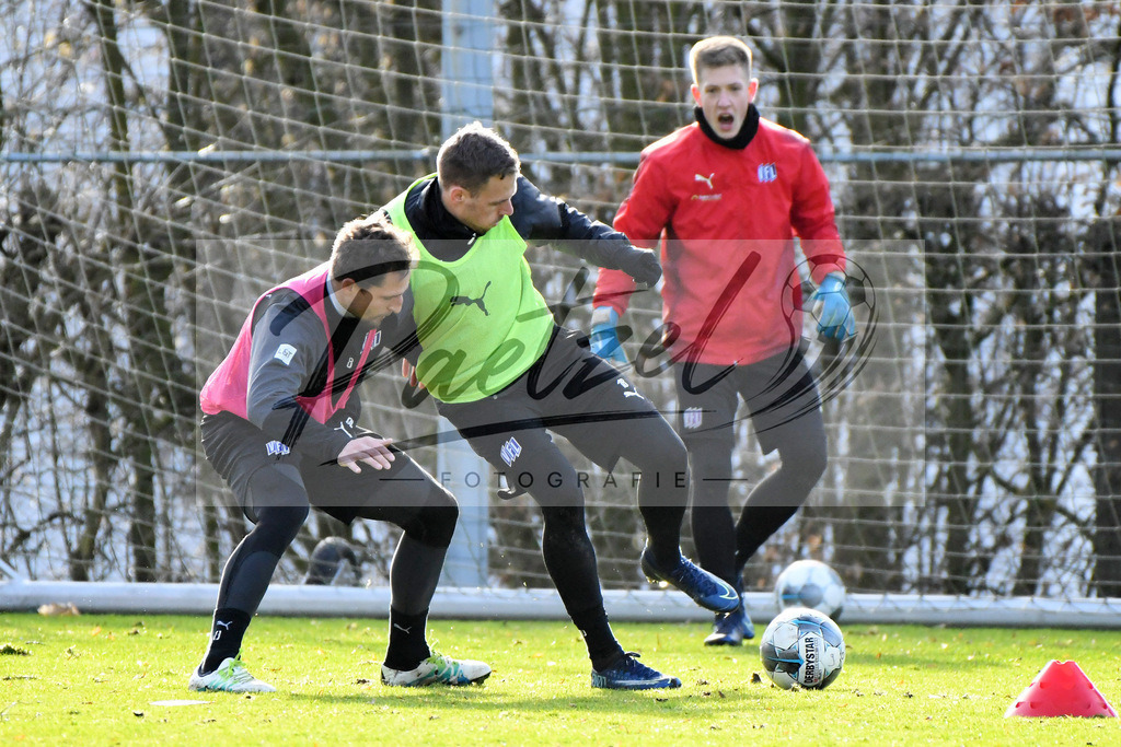 20200215_TRAOSN_0035 | Fussball, Herren: Ulrich Taffertshofer (VfL Osnabrueck) und Maurice Trapp (VfL Osnabrueck) im Zweikampf waehrend der Trainingseinheit des VfL Osnabrueck im Sportpark Illoshoehe am 15.02.2020 in Osnabrueck, Deutschland. - Realisiert mit Pictrs.com