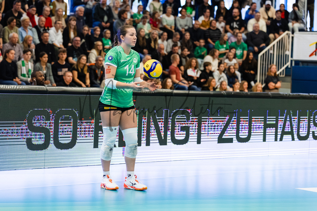 Volleyball, 1. Bundesliga Frauen, Hauptrunde, 1. Spieltag, Saison 2025/2026: USC Münster - SSC Palmberg Schwerin | 1. Bundesliga Frauen, Hauptrunde, 1. Spieltag, Saison 2025/2026, USC Münster empfängt SSC Palmberg Schwerin in der Sporthalle Berg Fidel in Münster. Foto: sportfotografie.ms | Markus Paletta - Realisiert mit Pictrs.com