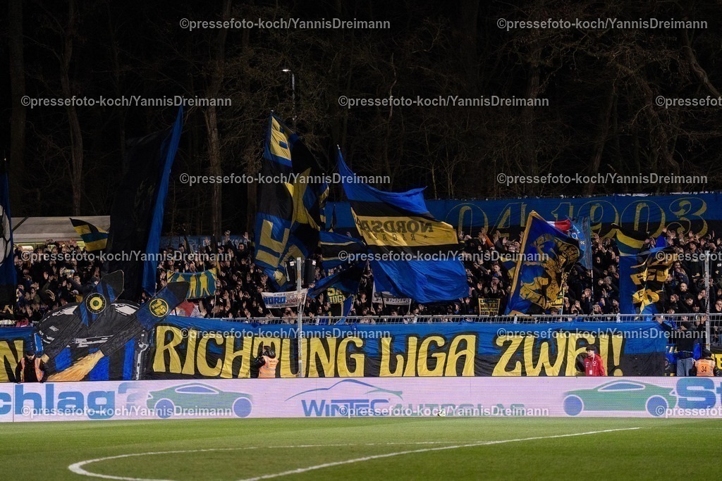 xYDR2802250101020 | 28.02.2025, xydrx, Fußball, Viktoria Köln - 1.FC Saarbrücken, 3.Liga, Sportpark Höhenberg, Saison 2024 2025: Saarbrücken fans mit Choren Schriftzug mit Pauken und Raketen in Liga zwei DFB regulations prohibit any use of photographs as image sequences and or quasi-video.