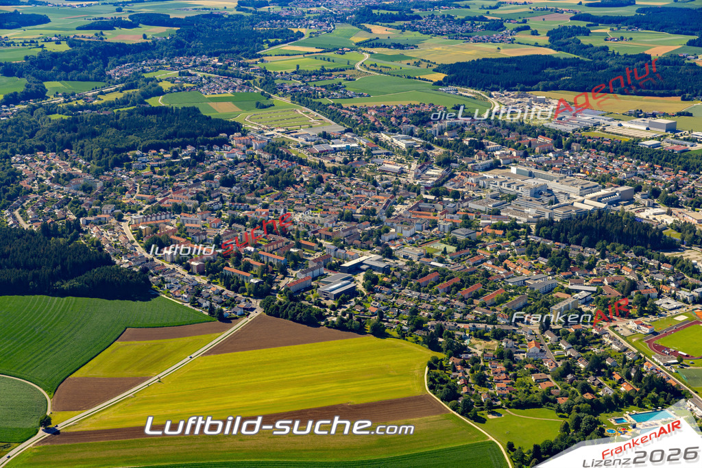 Aktuelles Luftbild von  Traunreut - Die Luftaufnahme wurde 2022 mittels UL-Flugzeug erstellt ( keine Drohne ) - hochauflösende Kamera-Systeme von  Canon -Beste Qualität - Für grossformatige Ausdrucke geeignet. Die Geschenkidee !