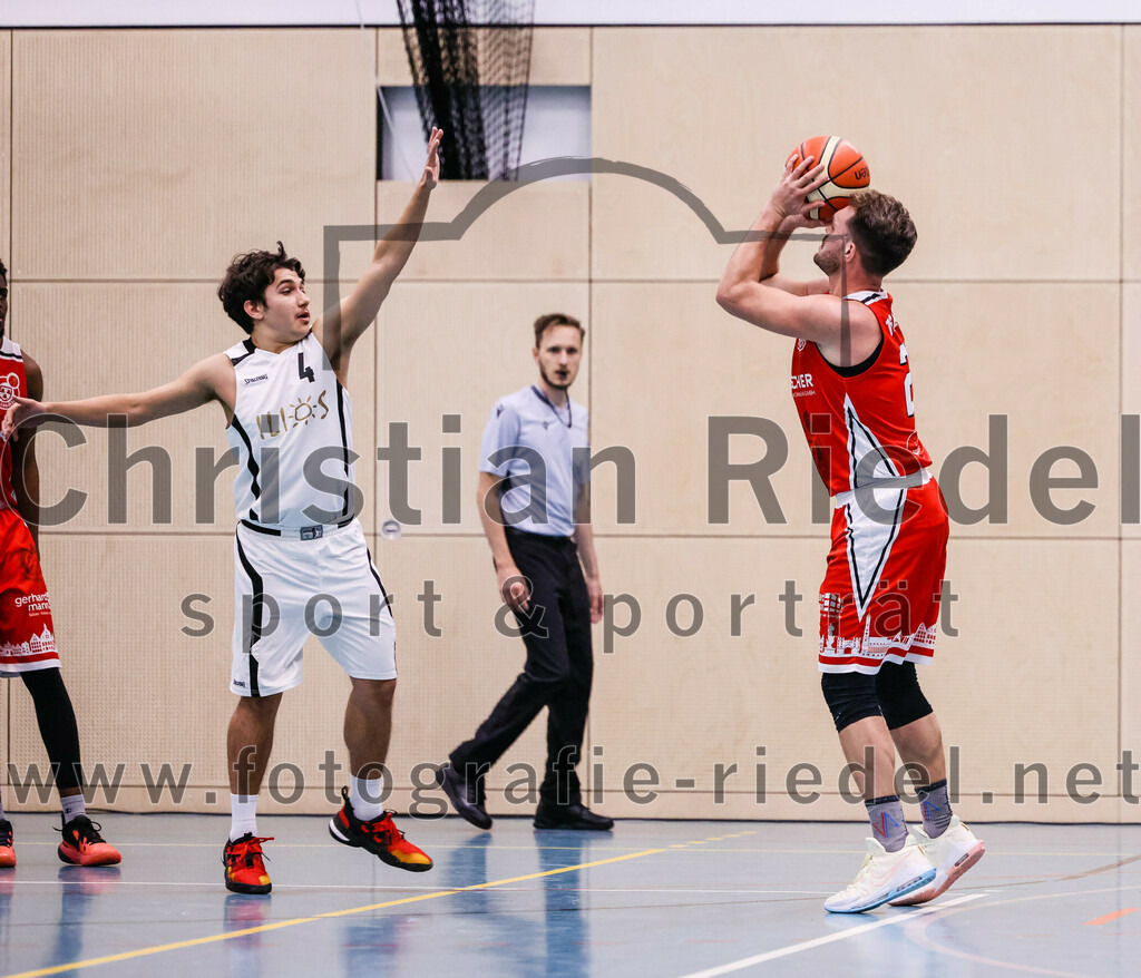 2022-12-03_106_TSV_Vaterstetten_gegen_TG_Landshut | Vaterstetten, Deutschland, 03.12.2022:
Basketball, Bayernliga Herren Südost 2022 / 2023, 7. Spieltag, TSV Vaterstetten gegen TG Landshut, Endergebnis: 71:78

Benicio Trinidad Paz (TSV Vaterstetten, #4),  (TG Landshut, #21)

Foto: Christian Riedel / fotografie-riedel.net