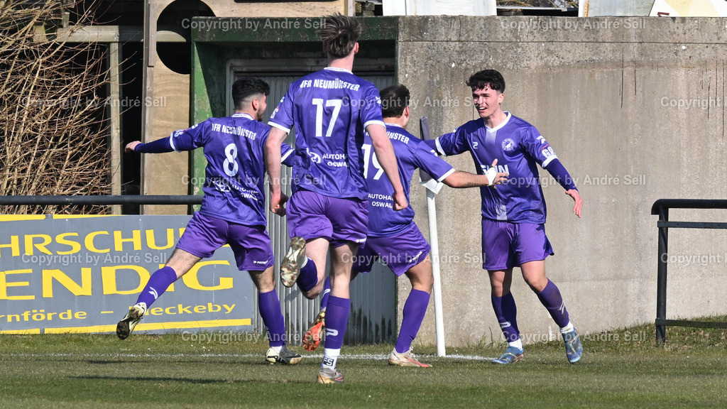 Eckernförder SV vs VfR Neumünster | Jubel beim Torschützen zum 1-2 Visar Mehmeti (VfR #7 ganz rechts) / Fußball-Oberliga Männer 2024/2025 / Eckernförder SV vs VfR Neumünster / Stadtwerke-Arena / Eckernförde / 23.03.25 - Realisiert mit Pictrs.com