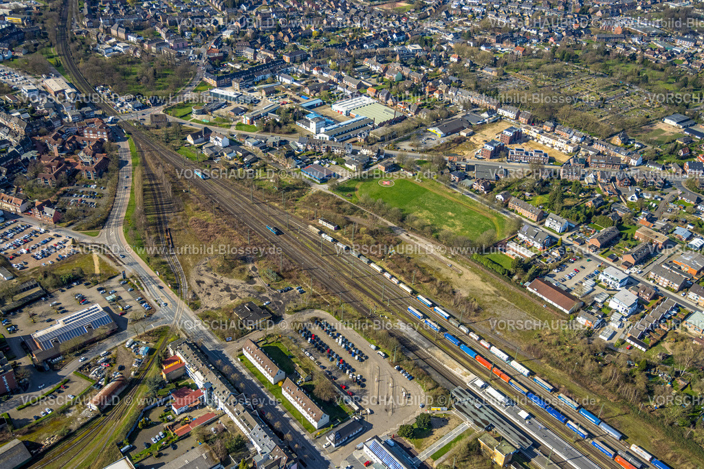 Emmerich240313105 | Luftbild, Hbf Bahnhof Emmerich mit neuem Bahnsteig und Bahnhofsvorplatz, Güterzüge, Ausbau der Betuweroute und Betuwe-Linie Eisenbahnstrecke, Emmerich, Emmerich am Rhein, Nordrhein-Westfalen, Deutschland