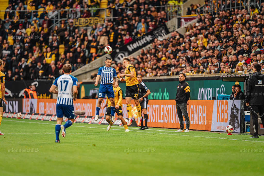 Dresdner SC - Allianz MTV Stuttgart, DEKRA 1. Bundesliga Frauen, Volleyball | Im Bild: Zweikampf Baris Atik (23, 1. FC Magdeburg) und Jonas Sterner (32, SG Dynamo Dresden)18.10.2026, SG Dynamo Dresden - 1. FC Magdeburg, 2. BUNDESLIGA - 8. SPIELTAG, Fußball, Deutschland, Dresden, Rudolf-Harbig-Stadion