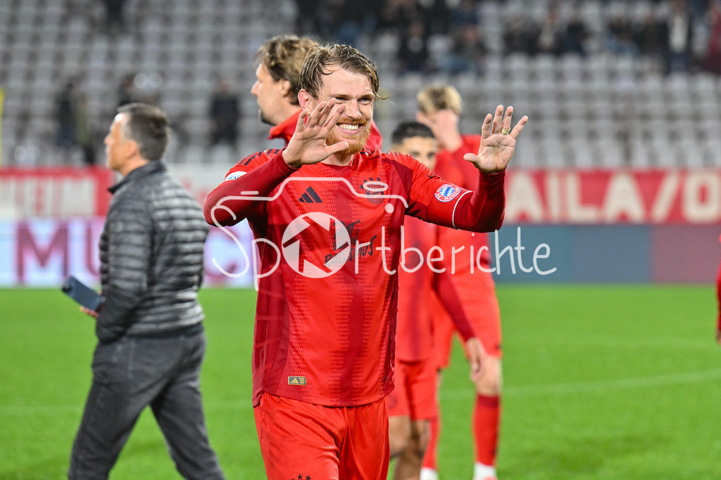 FC Bayern Amateure - FV Illertissen | großer Jubel bei den Spielern der FCB Amateure nach dem Heimsieg gegen Illertissen / Steve BREITKREUZ (FC Bayern München II #5)