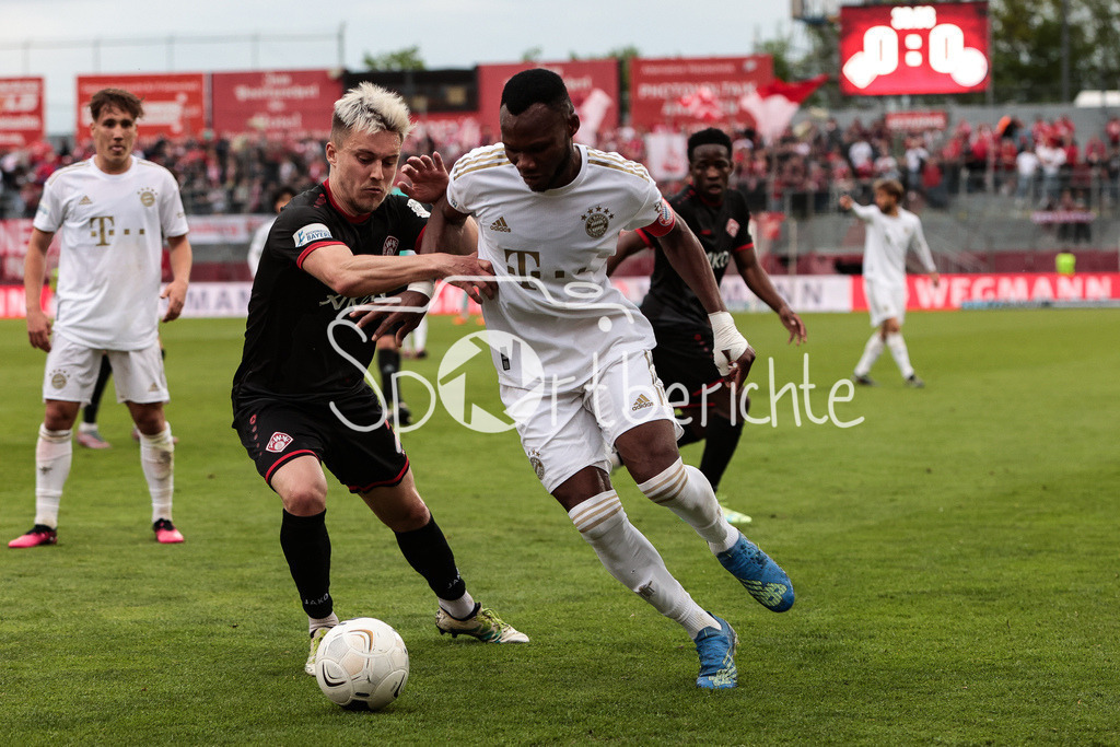 FC Würzburger Kickers - FC Bayern Amateure | Thomas HAAS (FWK #7) im Duell mit Desire SEGBE AZANKPO (FCB #34)