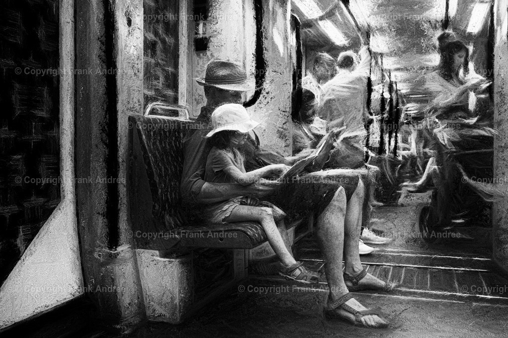 Vater und Tochter | Ein Vater fährt in einer U Bahn in Berlin. Sie lesen gemeinsam ein Buch. Impressionistische Straßenfotografie in schwarz weiß. - Realisiert mit Pictrs.com