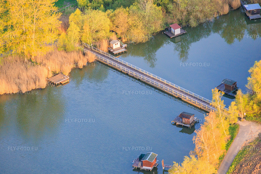 Vue aérienne: Pont sur l'extrémité orientale de l'étang du Welschhof à Puttelange-aux-Lacs dans le département Moselle, France.Photo: IMG_154398.jpg prise le 17/04/2026 par Werner Riehm/FLY-FOTO.euRésolution de l'original: 5829 x 3886 px