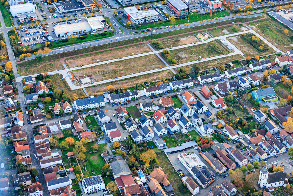 Luftbild: Neubaugebiet Im Storchenring in Erschliesung im Ortsteil Queichheim in Landau im Bundesland Rheinland-Pfalz in Deutschland. Foto: IMG_150670.jpg vom 30.10.2025 durch Werner Riehm/FLY-FOTO.de