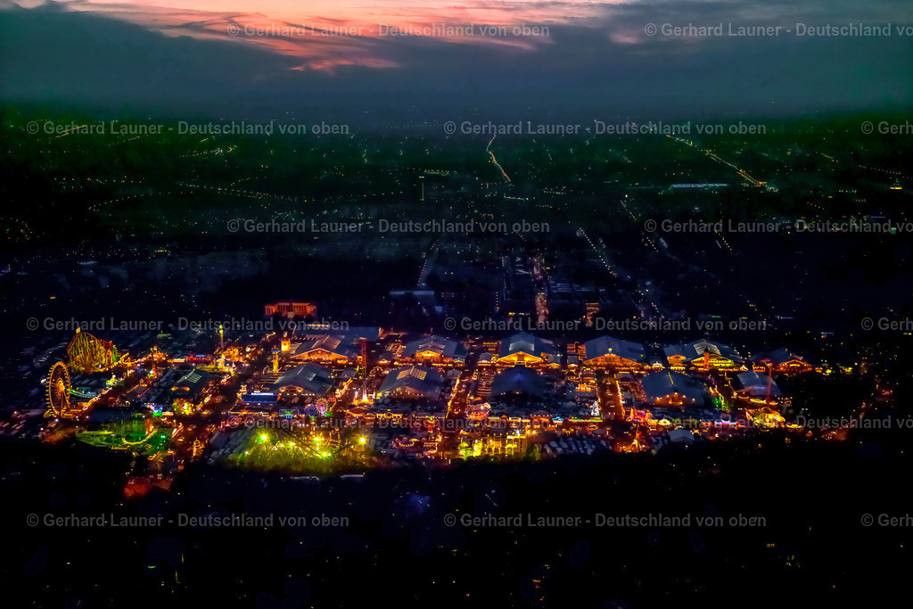 2783020 | Das Oktoberfest in München (mundartlich Wiesn) ist das größte Volksfest der Welt. Hier sieht man das Volksfest bei Nacht in voller Beleuchtung.