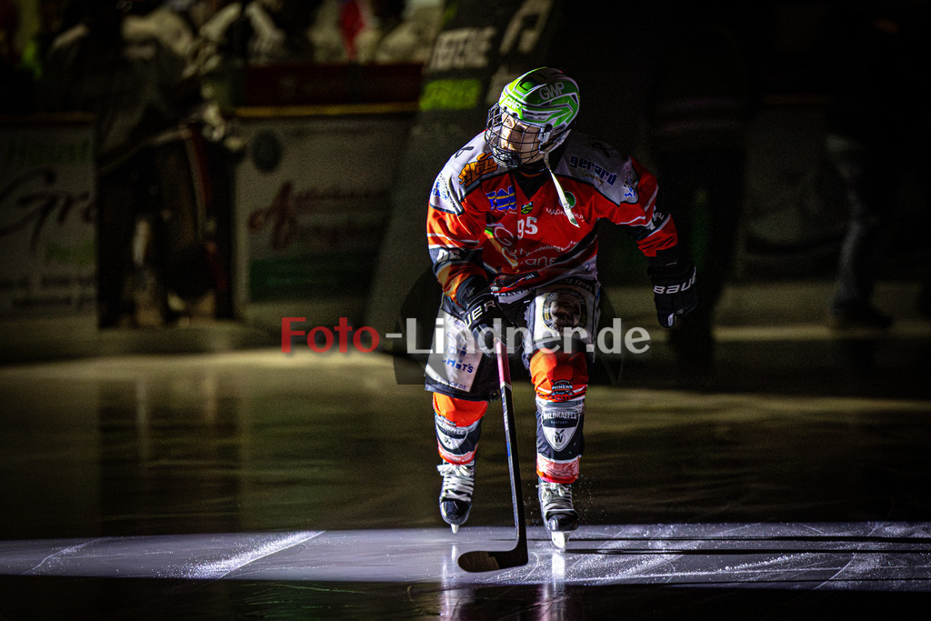 TSV Peißenberg MINERS gegen EHC Königsbrunn PINGUINE | Eishockey Bayernliga Herren Playoffs Viertelfinale 2024/25 - Spiel 2 von 7, TSV Peißenberg MINERS gegen EHC Königsbrunn PINGUINE, 20250209,Moritz BIRKNER (MINERS 95) beim Einlauf, Eröffnung, Freisteller,2025-02-09 in Peißenberg (Eisstadion Peißenberg)Moritz BIRKNER (MINERS 95)Copyright: WolfgangxLindner foto-lindner.de