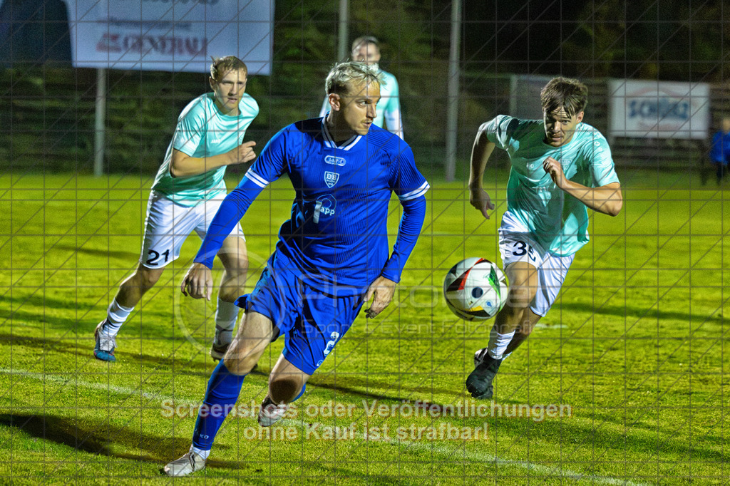 20261015_200405_0142-Bearbeitet_(c)_by_PhotoPeet | Artur Schacht (TSG Salach #35)TSG Salach (türkis) vs. VfB Neuffen (blau), Fußball, Bezirksliga - Bezirk Neckar/Fils, 08. Spieltag, Saison 2026/2027, Rasensportplatz, Staufenecker Straße, 73084 Salach, 15.10.2026 - 19:30 Uhr,Foto: PhotoPeet / Sport- &amp; Eventfotografie / Peter Harich