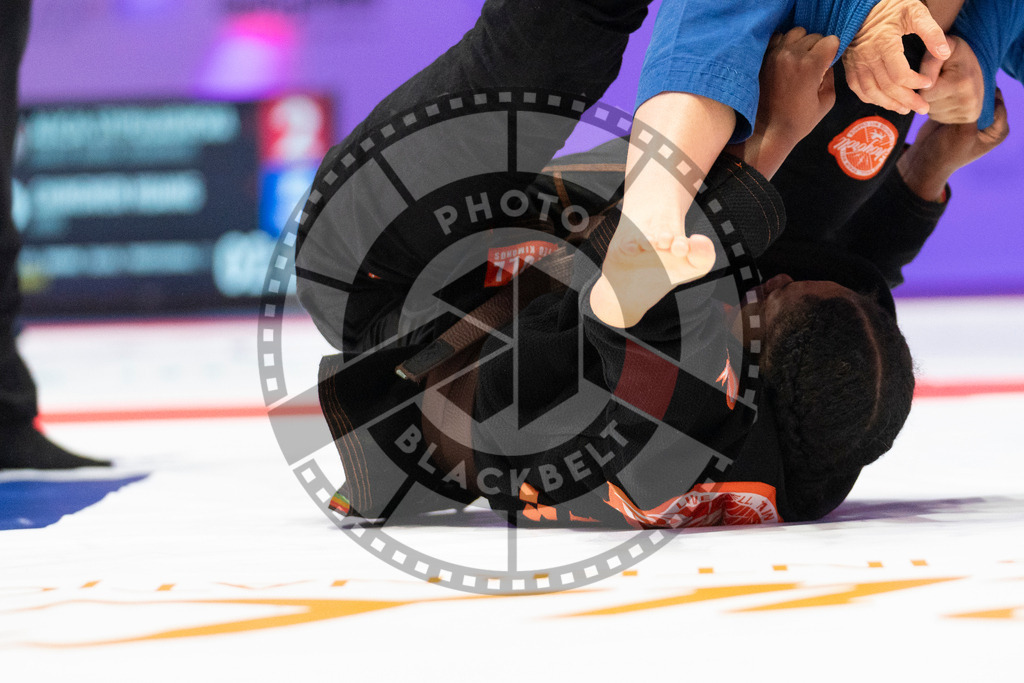 20231109PBB3721 | Fighters compete during the AJP World Professional Championship in the Mubadala Arena in Abu Dhabi, Arab United Emirates, on November 9, 2023.